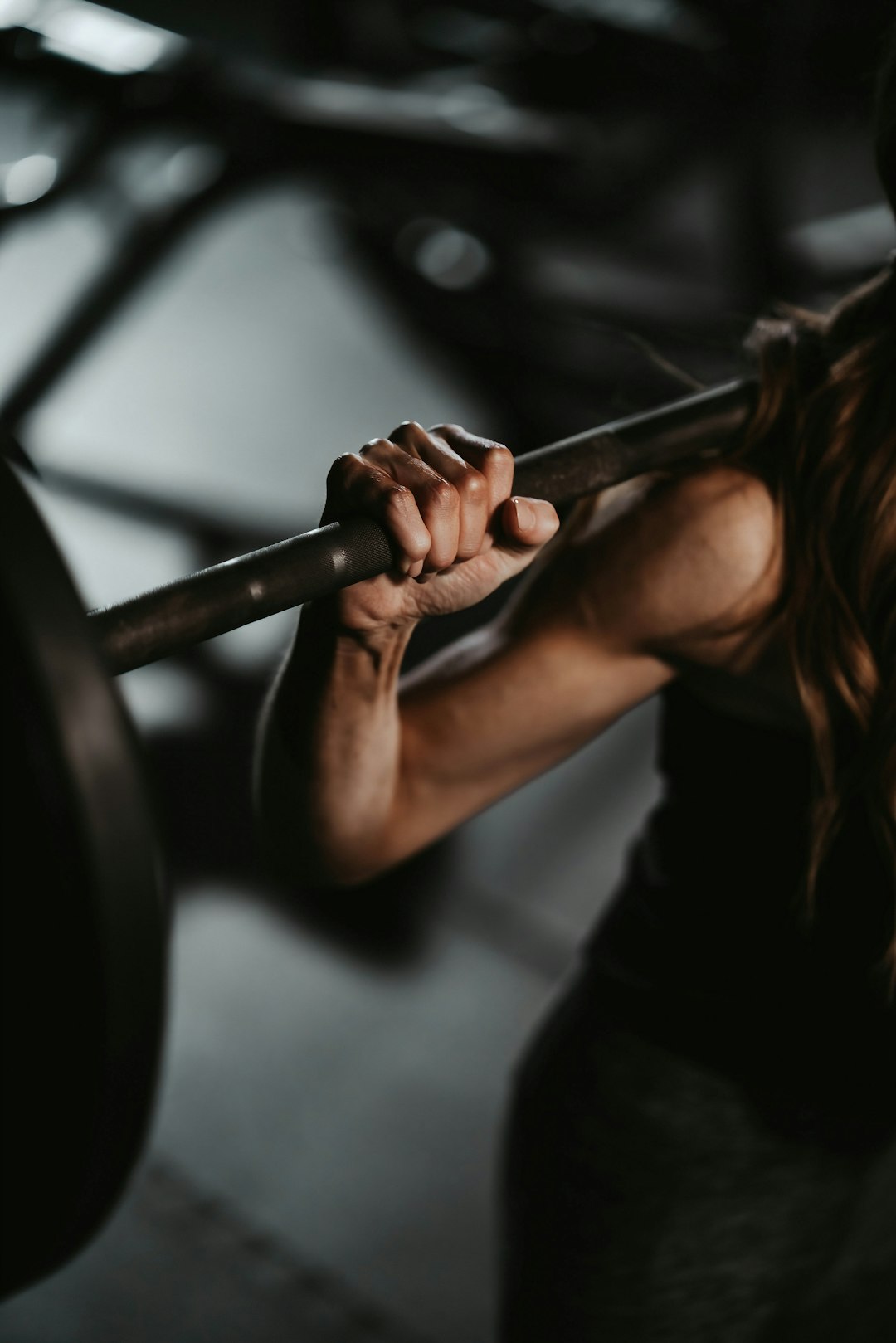 a-woman-lifting-a-barbell-in-a-gym-xb1d-n04quc